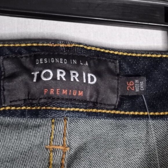 Torrid Premium Boyfriend Crop Frayed Hem Women's Dark Wash Jeans Size 26 NWT - Picture 8 of 11